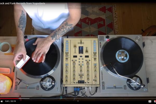 LONDONSKI DJ PUŠTA PLOČE JUGOSLOVENSKE FUNKY MUZIKE SEDAMDESETIH - Mnoga imena sa te liste smo zaboravili (VIDEO)