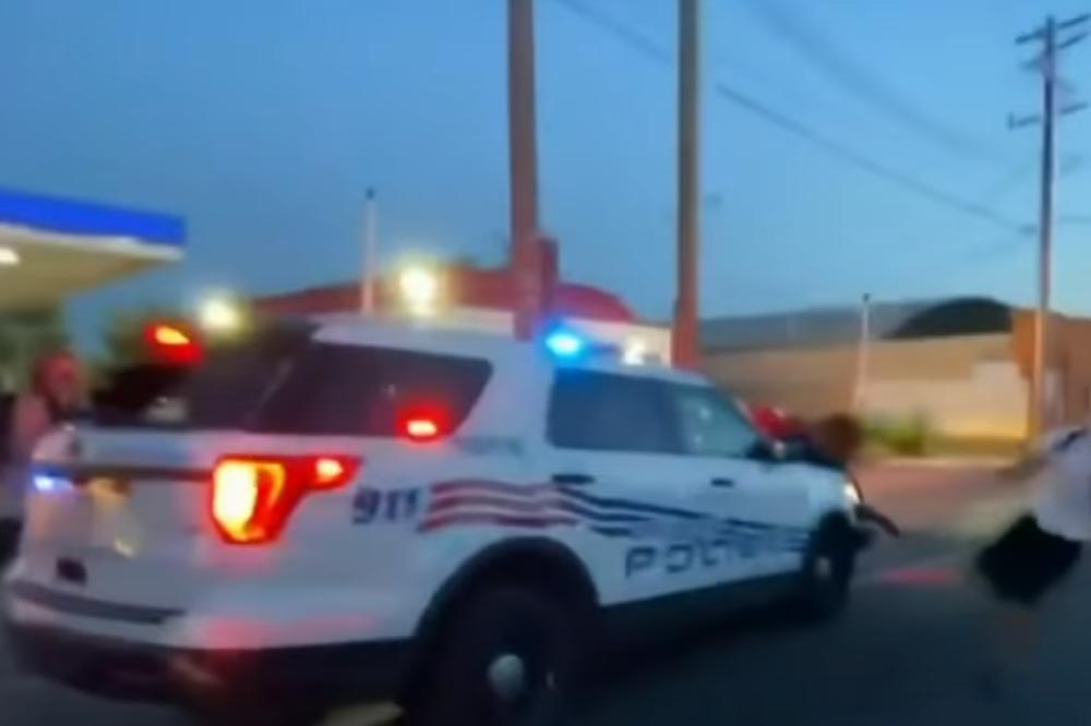 POLICIJA U AMERICI GAZI PO DEMONSTRANTIMA, ISPLIVAO SNIMAK: Ovo gledajte na svoju odgovornost! (VIDEO)