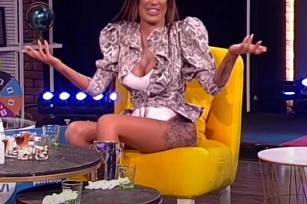 ZABILE JOJ NOŽ U LEĐA! AJFONKA ISPLJUVALA DEVOJKE IZ ČAMCA: Kad je oplela nije znala da stane!