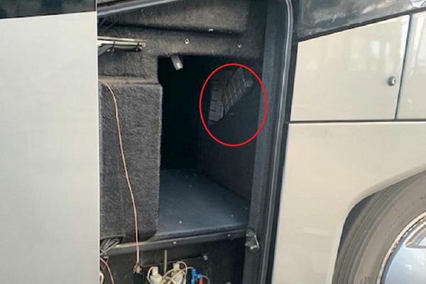 SRPSKI CARINICI ZAUSTAVILI SU BUS SA KOSOVSKIM TABLICAMA: Našli su štek u rezervoaru, nisu verovali šta su našli