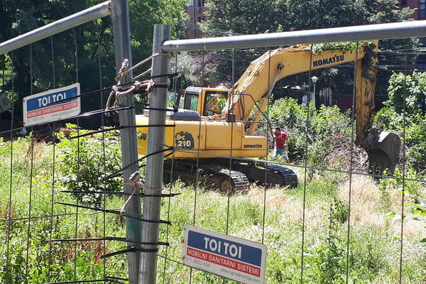 PREKRŠEN DOGOVOR, PONOVO SU NASILNO UPALI U PARKIĆ: Večeras novi protest na uglu Požeške i Valjevske