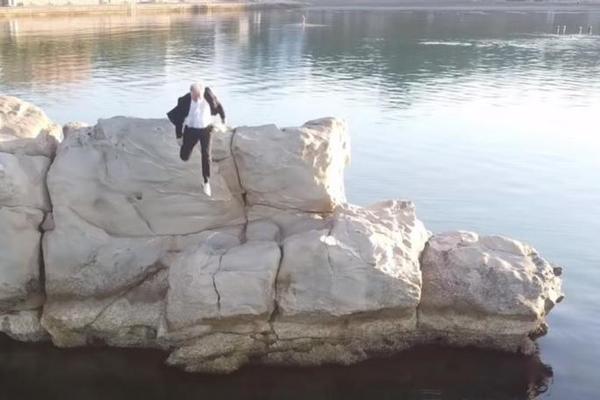 SKAČE SA STENE U MORE, A ONDA HIT PORUKA: Ovakav predizborni spot Hrvatska još nije videla (VIDEO)