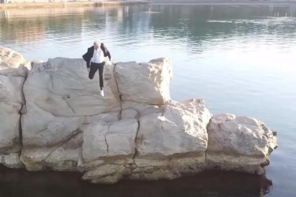 SKAČE SA STENE U MORE, A ONDA HIT PORUKA: Ovakav predizborni spot Hrvatska još nije videla (VIDEO)