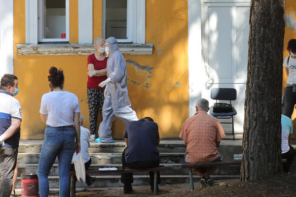 KREVETE UBACUJU I U OPERACIONE SALE! Epidemiološka situacija u Srbiji sve teža, niču "korona bolnice"