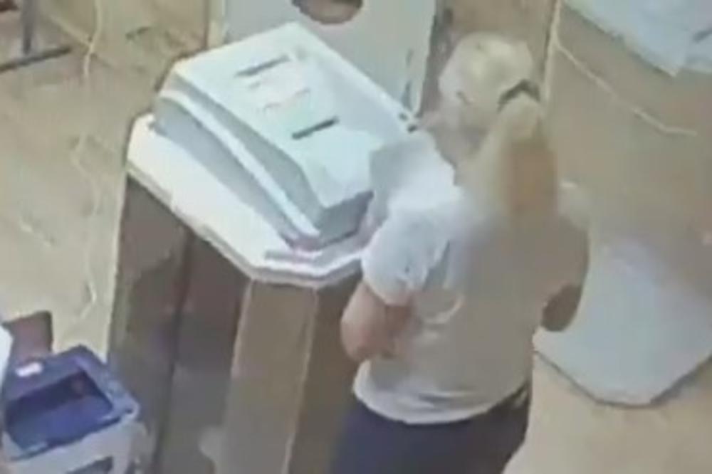 OVAJ SNIMAK JE DOKAZ DA JE GLASANJE NAMEŠTENO! Pogledajte kako ova žena prilazi kutiji i SIPA LISTIĆE! (VIDEO)