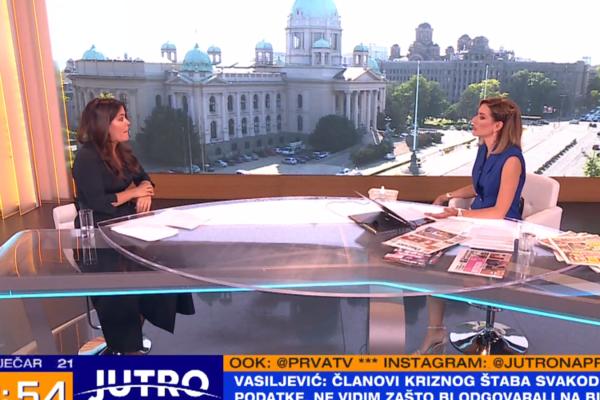 DESILO SE NEŠTO, JEL SVE U REDU? Usred izlaganja Vučićeve savetnice čuo se tup zvuk i sve je stalo u studiju!