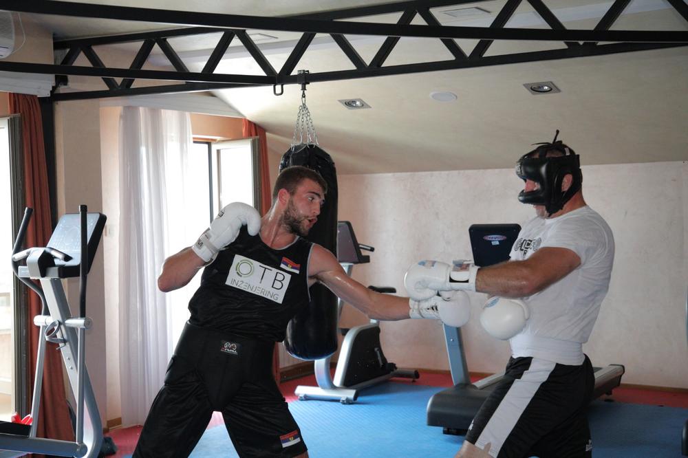 VELJKO RAŽNATOVIĆ POKAZAO MOĆNE MIŠIĆE U VRELOJ AKCIJI: Pogledajte šta je ostalo od DŽAKA! (FOTO)