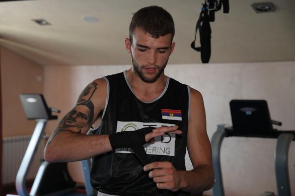 LEĐA MU U VELIKIM CRVENIM TUFNAMA: Veljko Ražnatović ZABRINUO ČITAVU JAVNOST, mnogi se krstili zbog prizora! (FOTO)