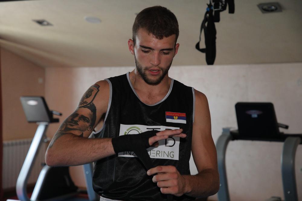 LEĐA MU U VELIKIM CRVENIM TUFNAMA: Veljko Ražnatović ZABRINUO ČITAVU JAVNOST, mnogi se krstili zbog prizora! (FOTO)