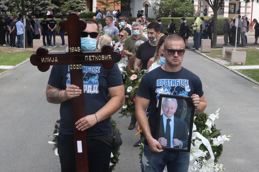 ŠAL VOLJENE OFK-E NA KOVČEGU, A NAVIJAČI NOSILI KRST: Sahranjen veliki Ilija Petković!