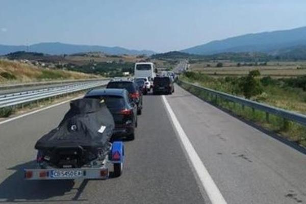 HAOS NA GRČKOJ GRANICI: Kolone vozila duge 13 kilometara, ljudi kipte od besa! (FOTO)