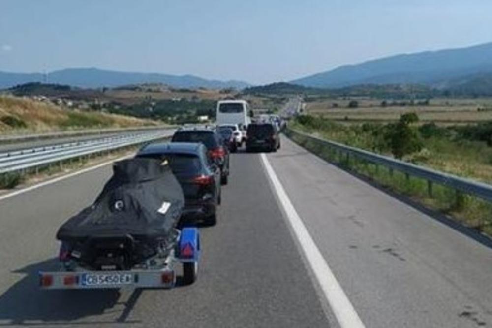 HAOS NA GRČKOJ GRANICI: Kolone vozila duge 13 kilometara, ljudi kipte od besa! (FOTO)