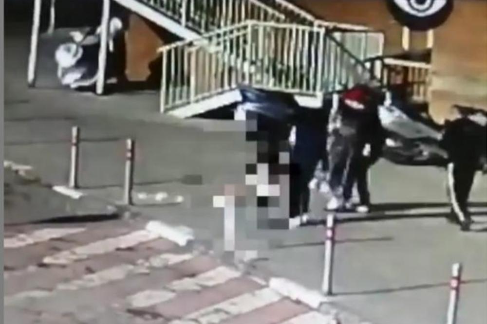 UZNEMIRUJUĆI SNIMAK: Bacili đubre sa vrha solitera, flaša pogodila dete u glavu, palo kao sveća (VIDEO)