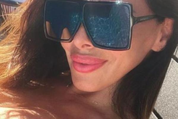 GRUDI SU U PRVOM PLANU, ALI POGLED ĆE IPAK DA VAS VUČE NA DOLE! Prvi letnji selfi Lukasove bivše žene raspametio