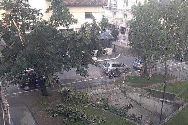 KRUŠEVAČKA ŠKOLA OSTALA JE BEZ KROVA! Olujno nevreme je nosilo SVE PRED SOBOM, ljudi su danas na mukama (FOTO)