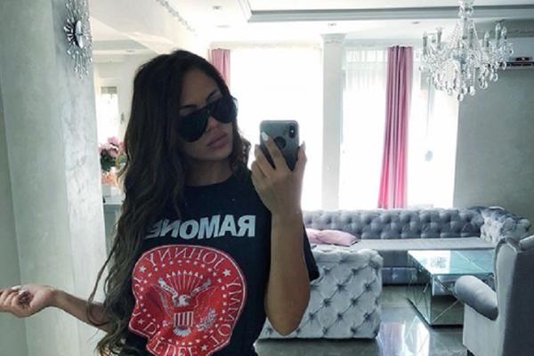 BOJANA RODIĆ U NAJKRAĆOJ SUKNJI NA SVETU: Vrelom pozom ISTAKLA ono gde je najviše IMA, baš je OBLA I VELIKA!