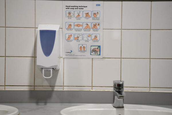 PITALI STE SE DA LI JE BOLJE DA KORISTITE UBRUS ILI SUŠAČ U JAVNOM WC-u? Evo šta kažu stručnjaci, misterija rešena