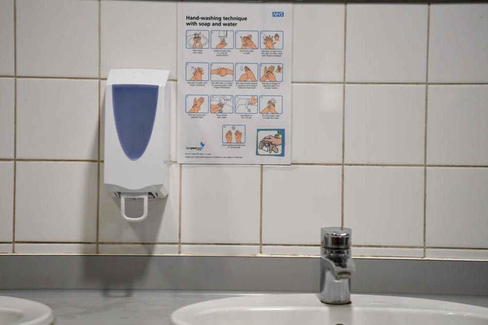 PITALI STE SE DA LI JE BOLJE DA KORISTITE UBRUS ILI SUŠAČ U JAVNOM WC-u? Evo šta kažu stručnjaci, misterija rešena