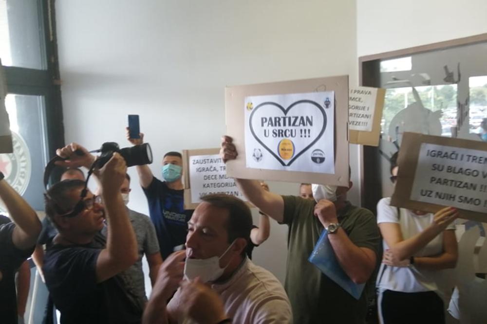 HAOS NA BANJICI: Roditelji igrača Partizana protestuju protiv uprave - traže spas za velikana!