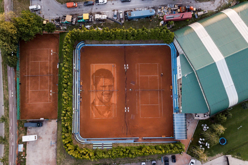 PORTRET NOVAKA ĐOKOVIĆA KOJI SE VIDI IZ VAZDUHA: Remek delo na Bežaniji, poznati umetnik napravio pravo čudo!