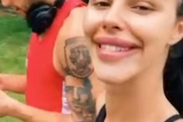 BOGDANA IZAŠLA IZ KUĆE GOLOG STOMAKA SAMO 4 NEDELJE NAKON POROĐAJA! Svi joj gledaju savršenu liniju, vau, VAU!