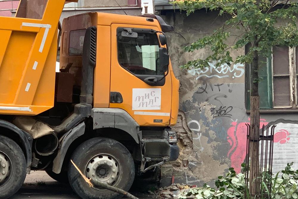 VOZAČ KAMIONA SE ZAKUCAO U KUĆU! Haos na Vračaru, policija je upravo na licu mesta! (FOTO)