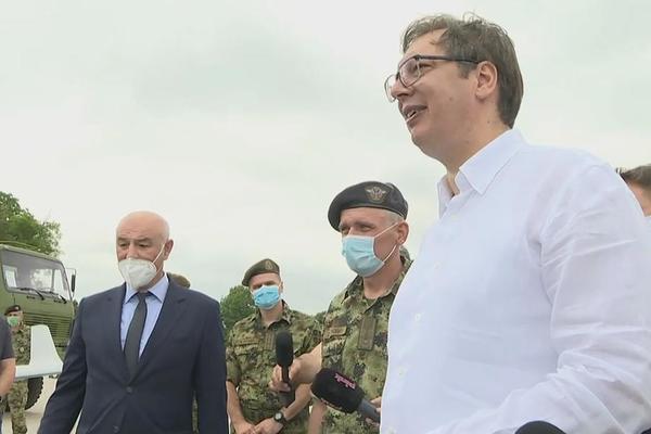 VUČIĆ U BATAJNICI: Predstavljanje novih dronova VOJSKE SRBIJE!