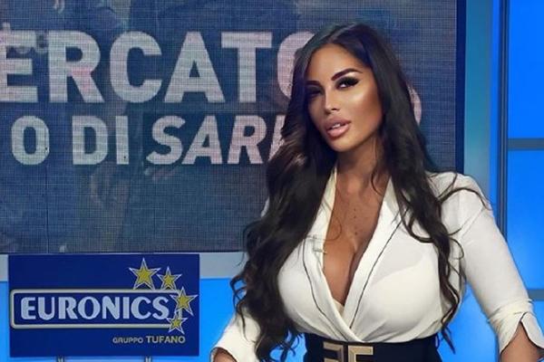 POKAZALA GRUDI SAMO ZA MARADONU: Italijanska voditeljka je samo jednim potezom postala omiljena žena svh muškaraca!