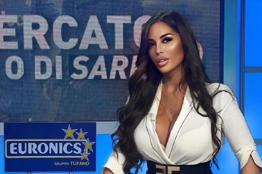 POKAZALA GRUDI SAMO ZA MARADONU: Italijanska voditeljka je samo jednim potezom postala omiljena žena svh muškaraca!