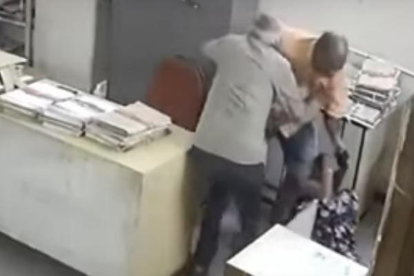 JAVNOST JE ZGROŽENA! Kakva kretenčina: Upozorili što nema masku, pa krenuo krvnički da udara ženu palicom! (VIDEO)