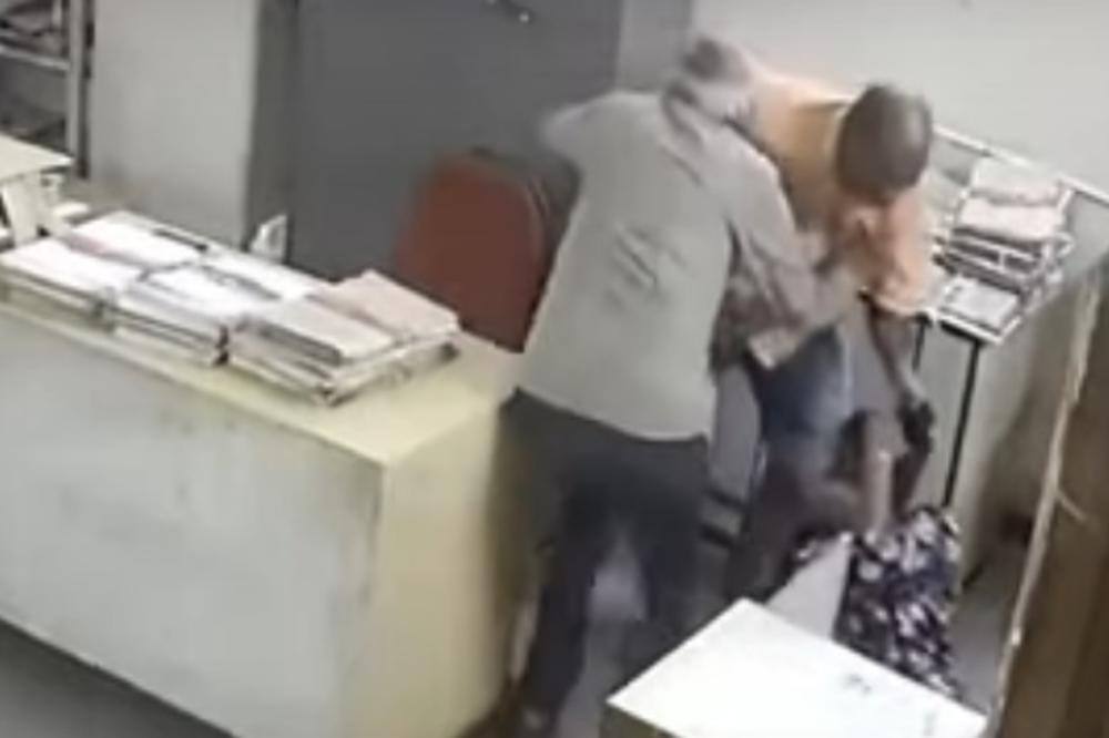 JAVNOST JE ZGROŽENA! Kakva kretenčina: Upozorili što nema masku, pa krenuo krvnički da udara ženu palicom! (VIDEO)