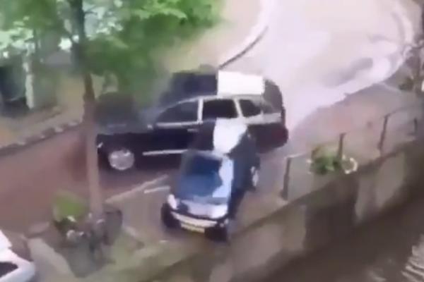 BIZARNI UDES OBIŠAO PLANETU: Kola proklizala i napravila karambol! Ne znamo da li da se smejemo ili da plačemo!