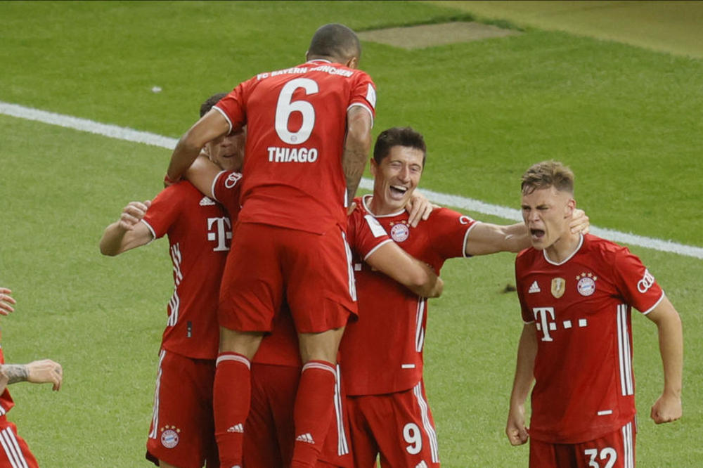 BAJERNOVA DUPLA KRUNA! Prvi gol Levandovskog u finalu Kupa morate videti nekoliko puta! Bizaran kiks golmana!