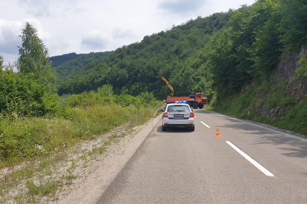 AUTO SE ZAKUCAO U KUĆU U UMČARIMA! Od siline udara završio na krovu, vozač prošao dobro