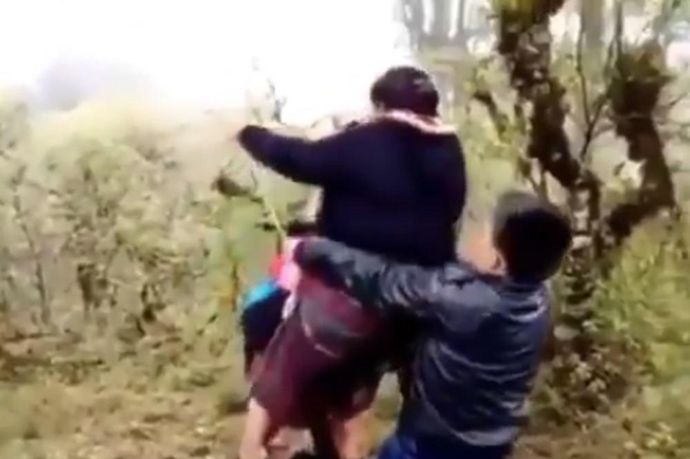 LETI, LETI, LETI... BABA! Unuci je stavili na ljuljašku, pa odletela u provaliju kao topovsko đule! (VIDEO)