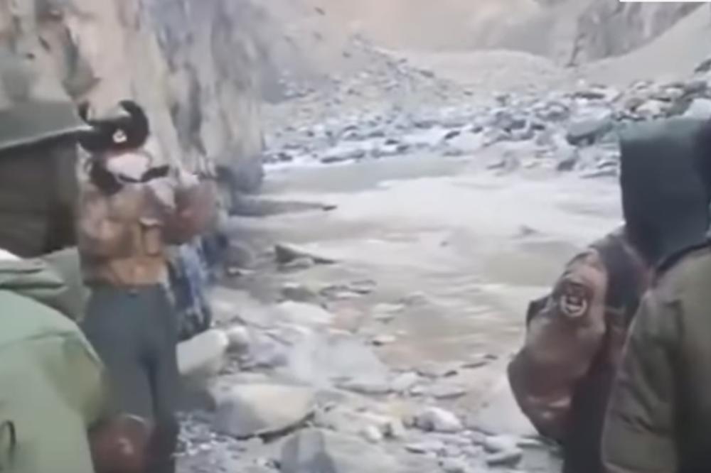 PREREZALI MU GRLO METALNIM EKSERIMA! Užasne povrede indijskih vojnika u sukobu sa KINEZIMA