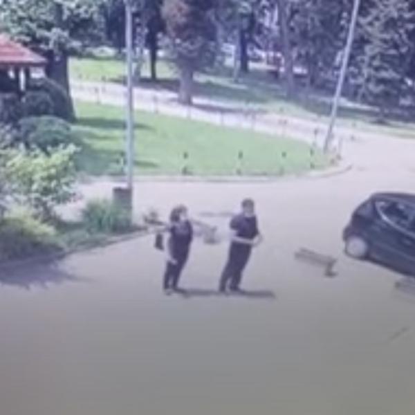 ZARAŽENI PACIJENTI BACAJU STVARI RODBINI KROZ PROZOR BOLNICE U SRBIJI: Ljudi, da li ste normalni? (VIDEO)