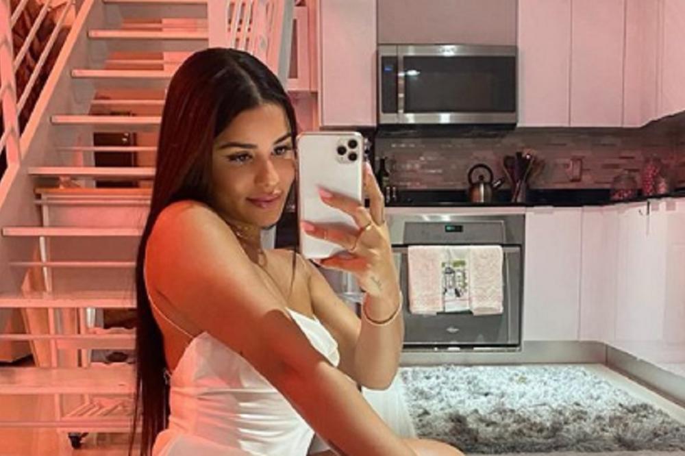 GURNULA MU JEZIK DO GRKLJANA I SEVNULA JOJ GOLA ZADNJICA: Poznati košarkaš upecan u zanosu sa obnaženom bombetinom!