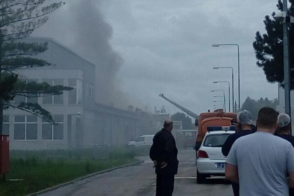 VELIKI POŽAR U FABRICI U NOVOM SADU: 11 vatrogasnih vozila je hitno izašlo na teren (FOTO)