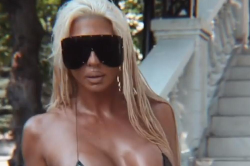 JELENA KARLEUŠA OBUKLA NAJPROVOKATIVNIJU HALJINU IKADA! Otkriva joj ceo stomak, a grudi su potpuno na izvolte!