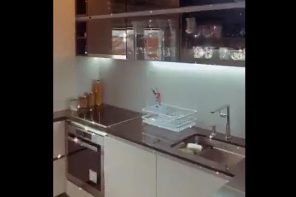 ALEKSANDRA SUBOTIĆ POKAZALA U KAKVOM LUKSUZU SADA ŽIVI: Kuhinja vredna milione, a ona je i ne koristi (VIDEO)