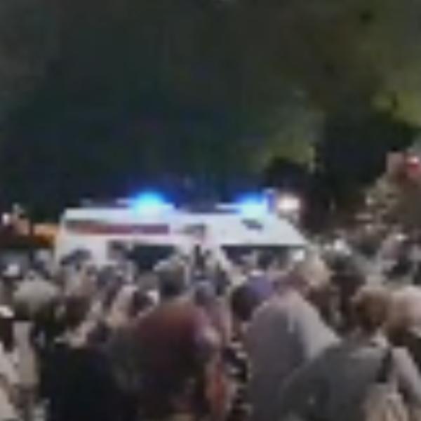 PROTESTI U BEOGRADU NAKON IZRICANJA VENREDNIH MERA: Nisu dozvolili sanitetu Hitne pomoći da prođe (VIDEO)