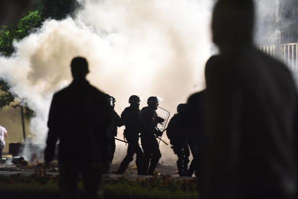 ZBOG KORUPCIJE: Demonstranti u Gvatemali upali u Kongres i zapalili deo zgrade!