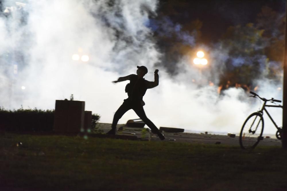 OVAKO SU STRANE AGENCIJE IZVESTILE O PROTESTU I NASILJU U BEOGRADU: Posebno su pomenuli jednu grupu demonstranata