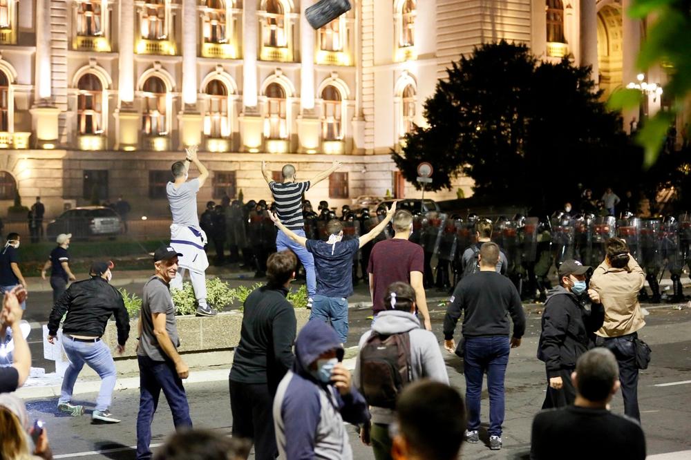 HRVAT USRED PROTESTA U BEOGRADU ZAPEVAO HAJDUKOVU NAVIJAČKU PESMU: Evo kako su Srbi reagovali na tu scenu!
