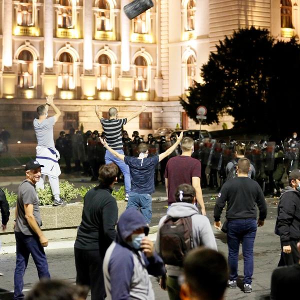 HRVAT USRED PROTESTA U BEOGRADU ZAPEVAO HAJDUKOVU NAVIJAČKU PESMU: Evo kako su Srbi reagovali na tu scenu!