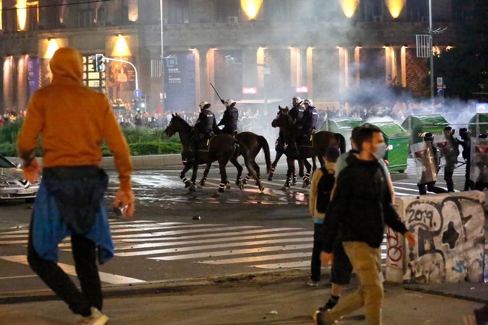 OVAKO SU MEDIJI NA BALKANU PISALI O DEMONSTRACIJAMA U BEOGRADU: Posebno je zanimljivo šta pišu CRNOGORCI!