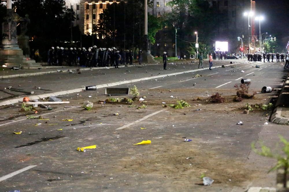 SVAKA ČAST ZA OVOG DEČKA! Dok se neki tuku, drugi protestuju on radi nešto zbog čega je najveći HEROJ protesta!