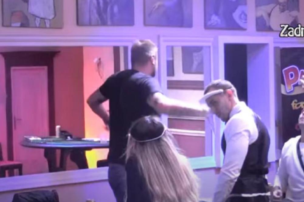 JANJUŠ LOMIO SVE PRED SOBOM! Zbog pesama lio preljubničke suze pa razbijao kazino, letele i stolice