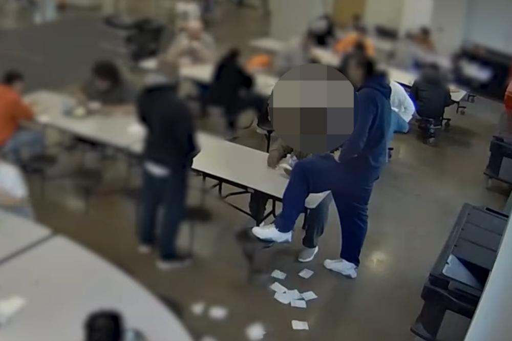 NOVI SKANDAL U SAD: Osoblje popravnog doma mučilo crnca, on UMRO!